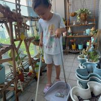 可能是 1 人和熨斗的圖像
