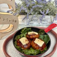 可能是豆腐、炸丸子和顯示的文字是「ライン →りゃ 100%/40 100% SARAA CAFEDORASIL RASIL CAFEDO PHAUT N 73843W 」的圖像