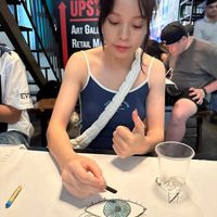 可能是 4 個人和顯示的文字是「 TUPS! ART GALL UPST RETAIL MA EVE Lovlar 」的圖像