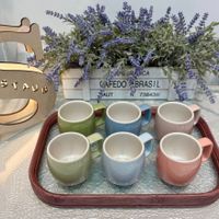 可能是水槽、碗盤架、咖啡杯、頭狀薰衣草和顯示的文字是「 STAVIS ARANICA CAFEDO CAFEDOBRASIL BRASIL N 73843W STAUS STAUR みな 富.作 STAUP STAU STAUE STAUE 」的圖像