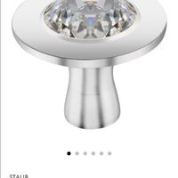 可能是顯示的文字是「 STAUB STAUB STAUBxSWAROVSKIT x SWAROVSKI 施 華洛世奇聯名璀璨鑽石造 型水晶鍋蓋頭 staub 」的圖像