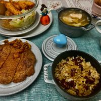 可能是炸丸子、炒飯和文字的圖像