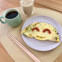 可能是歐姆蛋、咖啡杯和顯示的文字是「 STAUB STAUS STAUS ANL 」的圖像