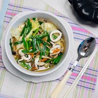 可能是香菇、拉麵、炒麵、豆腐、水波蛋、麵和文字的圖像