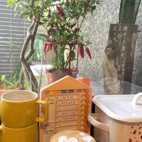 可能是咖啡、咖啡杯、矢車菊、滿天星和文字的圖像