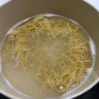 可能是義大利麵、拉麵和麵的圖像