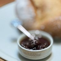 可能是甜點、麵包棒和法式長棍麵包的圖像
