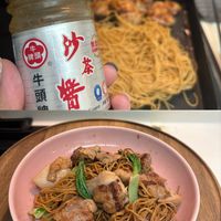 可能是‎炒麵、義大利麵、拉麵、麵和‎顯示的文字是「‎牌頭 弥 茶 牛 生蜂品 dلا 惜 00 頭 Couce auce‎ 」‎‎ 的圖像
