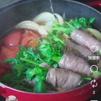 可能是‎火鍋和‎顯示的文字是「‎按讚數 رم 2 staub staub_ staub_japan japan ቡሌ 【内巻きクレソンのトマトすき焼き。‎」‎‎ 的圖像