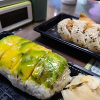 可能是壽司和生魚片的圖像