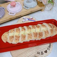 可能是顯示的文字是「 STAUB S STAVB TO staub staub ទកមរ tanb STAUR Sta 以系」的圖像