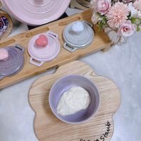 可能是甜點、豆腐和顯示的文字是「 S STAUB အ UES STAUB UB Un STAUD AUL 8n1 SUVIs GFARE 以系 Stawd 」的圖像