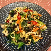 可能是豆腐、炒麵和香菇的圖像