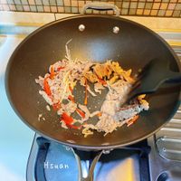 可能是炒麵和顯示的文字是「 Hsuan 」的圖像