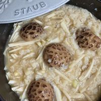 可能是粥、香菇、羊肚蕈菇和顯示的文字是「 STAUB 」的圖像