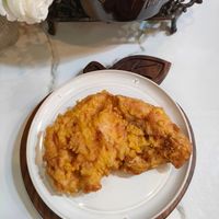 可能是脆皮奶酥蛋糕和半圓形餡餅的圖像