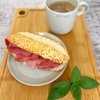 可能是黑麥麵包、法式長棍麵包和總匯三明治的圖像