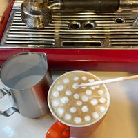 可能是咖啡、咖啡杯和咖啡機的圖像