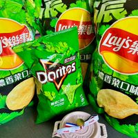 可能是顯示的文字是「慧 心樂車 伝 Lay's 易力子游 努力多雄 香菜口 Doritas 香菜口味 香彩口味、 FLAVOR иe 農香菜口味 语森口げ GOC staub staub STAUE st 」的圖像