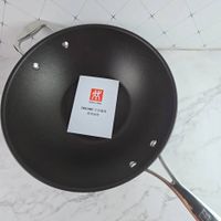 可能是‎顯示的文字是「‎対 ZWILLING ZWIŁLING 不沾鍋具 ZWILLIN不沾鍋具 周具 使用説明 ح にこ 2‎ 」‎的圖像