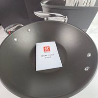 可能是顯示的文字是「 아비 ZHILLING 口0 CHaA WILLIM い金 效 ZWILLING ZWILLING ZWILLING .G不沾媽具 不沾鍋具 使用說明 ZWIG不沾編具 用說明 使月」的圖像