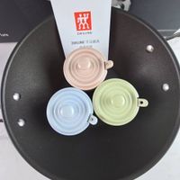 可能是顯示的文字是「 forte 效 ZWILLING ZWILLING ZWILLING不沾鍋具 不沾鍋具 法田分限 寿照 አን 」的圖像