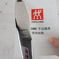可能是刀和顯示的文字是「空 ZWILLING LING® LING不沾鍋具 使用說明」的圖像