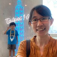 可能是 2 個人、矢車菊和文字的圖像