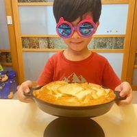 可能是 1 人、肉餡餅、牧羊人派、眼鏡和水果塔的圖像