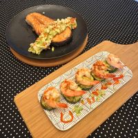 可能是煙燻鮭魚和蝦的圖像