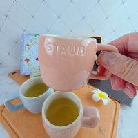 可能是咖啡杯和顯示的文字是「 GIAUB SIAUB STAUS LAUB 桃」的圖像