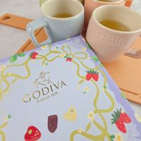 可能是草莓、咖啡杯和顯示的文字是「 STAUB GODIVA GODIVA Belgium1926 Belgium 1926 」的圖像