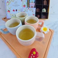 可能是甜點、茶和顯示的文字是「 GODIVA GODIVA U GODIVA ODIVA UB AWE 부 」的圖像