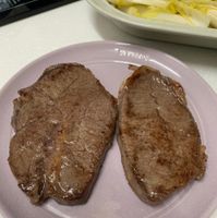 可能是肉排和文字的圖像