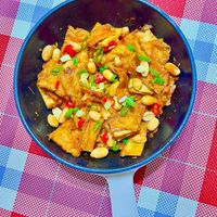 可能是義大利麵、豆腐和豆煮玉米的圖像