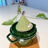 可能是泡茶器和顯示的文字是「 staub 」的圖像
