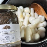 可能是香菇、義大利麵和顯示的文字是「 LE DEL TARTUFO italian excellence SALSA CON TARTUFO Truffle TrufflePaste Paste Made in Italy 」的圖像