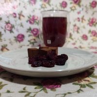 可能是草莓、巧克力棒和甜點的圖像