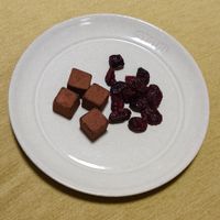 可能是櫻桃、巧克力棒和甜點的圖像