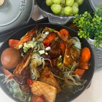 可能是麵、火鍋、肉排、拉麵和文字的圖像