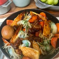 可能是拉麵、肉排、香菇、豆腐和文字的圖像