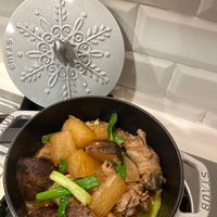 可能是火鍋、燉小牛膝、香菇和顯示的文字是「 STAUB 000 」的圖像