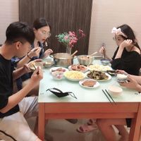 可能是 3 個人和火鍋的圖像