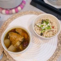 可能是拉麵、香菇、麵、火鍋、豆腐和粥的圖像