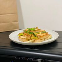 可能是豆腐、雞肉三明治、法式長棍麵包和總匯三明治的圖像
