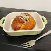 可能是半圓形餡餅、肉桂捲和巴布卡麵包的圖像