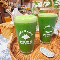 可能是水藻和顯示的文字是「司衣橄欖綠 覧綠 月衣 享鐘 拿錢 謹 OCEAN CAF ጦ ΟΕΑΝ CAFE TAKE ME TAKEMETO TO THE BEACH TAKE THE BEACH ME ΤΑΚΕΜETO ΜΕΤO το SIAUB STAUB 楊太太廚房烘焙筆記 共焙筆記」的圖像