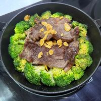 可能是肉排、燉小牛膝、豆腐和顯示的文字是「 cer 」的圖像