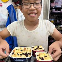 可能是 1 人、水果、甜點和文字的圖像
