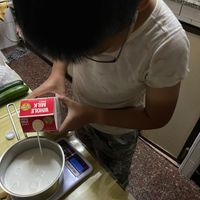 可能是 1 人、粥、起司火鍋和文字的圖像